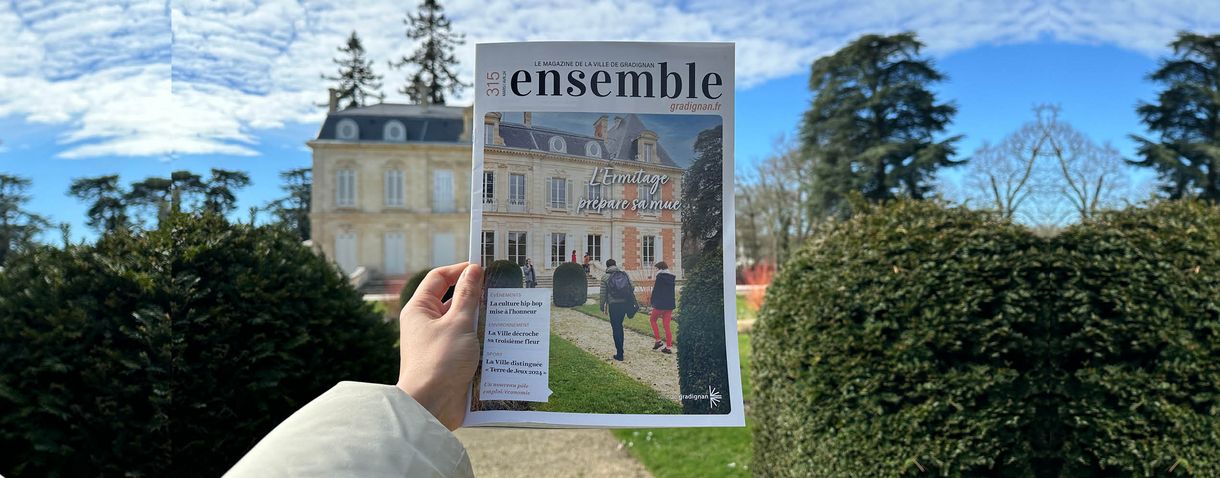 Photo magazine Ensemble devant le château de l'Ermitage
