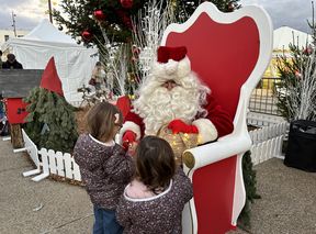 Le Père Noël qui distribue des bonbons aux enfants