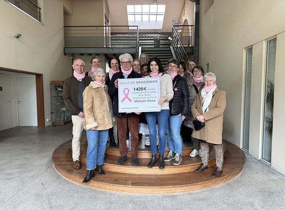 Monsieur Latour, le conseil municipal, les bénévoles remettent le chèque à la Maison RoseUp Bordeaux