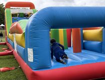 parcours ninja warrior pour les enfants - Agrandir l'image, .JPG 899,1 Ko (fenêtre modale)