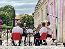 concert sur le perron de l'Hôtel de Ville - Agrandir l'image, .JPEG 807,8 Ko (fenêtre modale)