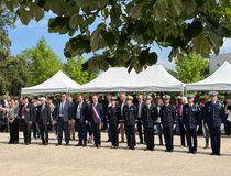 Cérémonie de commémoration de la Victoire du 8 mai 1945 place Bernard Roumégoux à Gradignan - Agrandir l'image, .JPG 124,0 Ko (fenêtre modale)