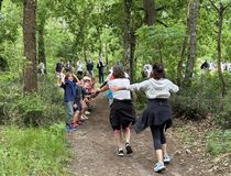 enfants qui encouragent les participants - Agrandir l'image, .JPG 1,6 Mo (fenêtre modale)