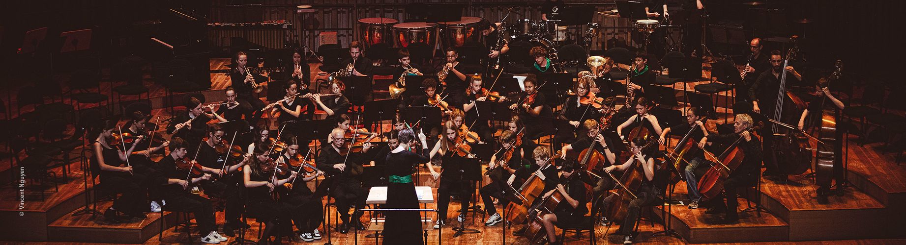 Vue d'un orchestre en intérieur.