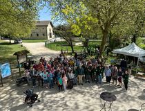 Photo de groupe à la fin du ramassage des déchets de Mission Nature - Agrandir l'image, .JPG 105,4 Ko (fenêtre modale)