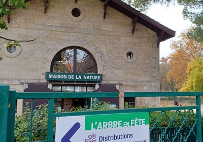 Vue extérieure de la Maison de la Nature pour la distribution d'arbres 2022