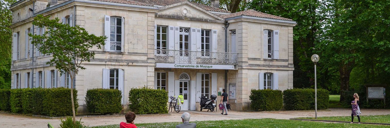 Vue extérieure du Conservatoire de Musique au château de Mandavit