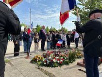 Cérémonie de commémoration de la Victoire du 8 mai 1945 place Bernard Roumégoux à Gradignan - Agrandir l'image, .JPG 115,8 Ko (fenêtre modale)