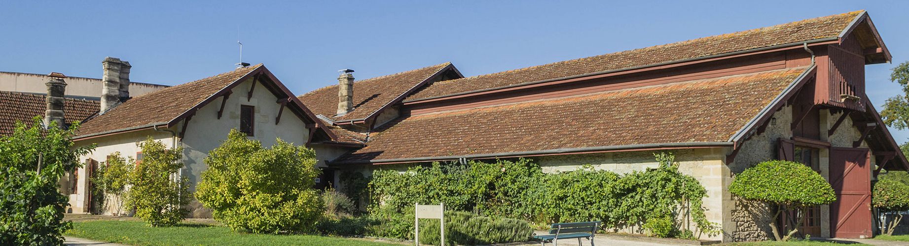 Vue extérieure de l'Écomusée de la Vigne et du Vin à Gradignan.