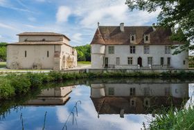 Vue du Prieuré de Cayac se reflétant dans l'Eau Bourde.