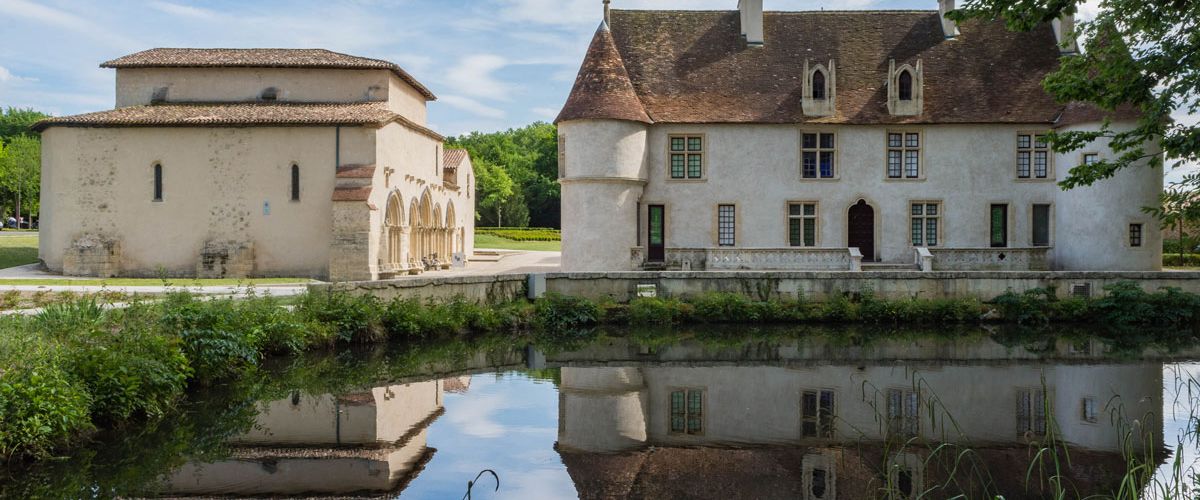 Vue du Prieuré de Cayac se reflétant dans l'Eau Bourde.