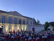 concert sur le perron de l'Hôtel de Ville - Agrandir l'image, .JPG 1,0 Mo (fenêtre modale)