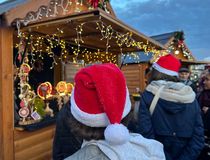 Enfants avec bonnet de Noël devant un chalet - Agrandir l'image, .JPG 68,5 Ko (fenêtre modale)
