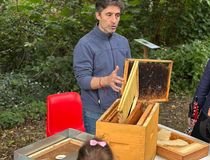 A la rencontre des abeilles du verger-refuge avec l'apiculteur du site, à l'occasion des Portes ouvertes sur la biodiversité 2025 - Agrandir l'image, .JPG 106,8 Ko (fenêtre modale)