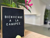 Photo intérieure La Canopée coworking avec écrit "Bienvenue à la Canopée" - Agrandir l'image, .JPG 43,1 Ko (fenêtre modale)