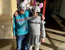 enfants qui posent avec leur masque de carnaval - Agrandir l'image, .JPG 350,8 Ko (fenêtre modale)