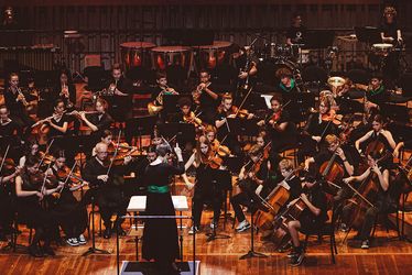 Vue d'un orchestre en intérieur.