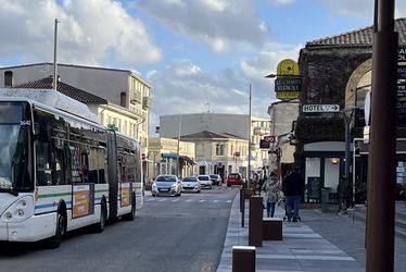Vue du centre-ville de Gradignan avec route et bus.