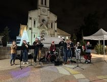 Les fanfoireux qui jouent sur la place Roumégoux en soirée - Agrandir l'image, .JPEG 1,7 Mo (fenêtre modale)