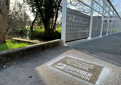 Tag au sol à base de peinture à la craie près de l'eau bourde avec écrit "La mer commence ici".