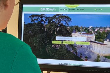 Internaute consultant le site internet de Gradignan