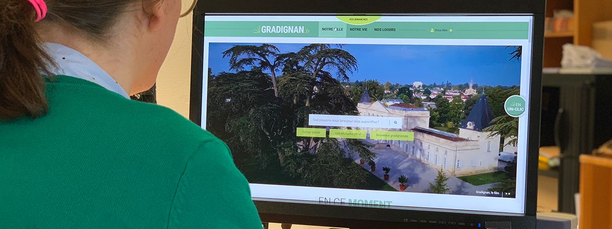 Internaute consultant le site internet de Gradignan