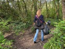 Une femme ramasse les déchets lors de Mission Nature - Agrandir l'image, .JPG 122,6 Ko (fenêtre modale)