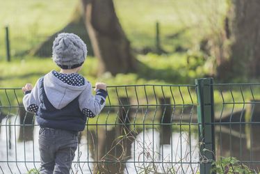 Enfant contemplant l'Eau Bourde au parc du Moulineau, René Canivenc.