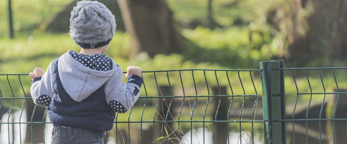 Enfant contemplant l'Eau Bourde au parc du Moulineau, René Canivenc.