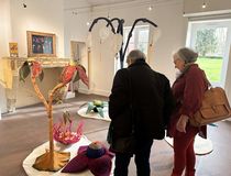 2 femmes qui regardent l'exposition jardin des songes - Agrandir l'image, .JPG 945,6 Ko (fenêtre modale)