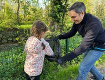 Des habitants en train de ramasser les déchets dans un parc de la ville - Agrandir l'image, .JPG 158,0 Ko (fenêtre modale)