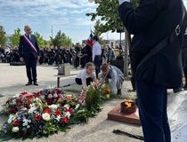 Cérémonie de commémoration de la Victoire du 8 mai 1945 place Bernard Roumégoux à Gradignan - Agrandir l'image, .JPG 119,4 Ko (fenêtre modale)