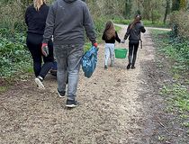 une famille partant ramasser des déchets à cayac - Agrandir l'image, .JPG 196,6 Ko (fenêtre modale)