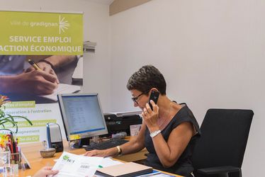 Le service emploi vous accueille et vous renseigne.