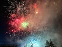 Feu d'artifice à la Fête Sport et Nature 2025 - Agrandir l'image, .JPG 58,0 Ko (fenêtre modale)