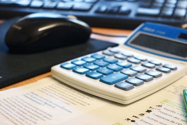 Vue d'un bureau avec calculatrice.