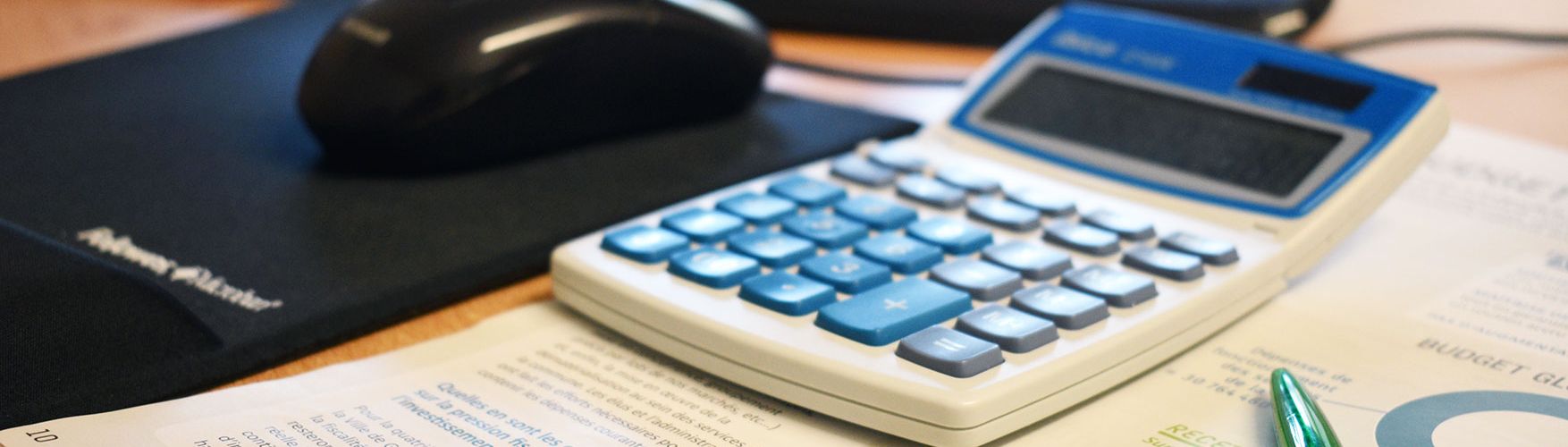 Vue d'un bureau avec calculatrice.