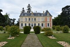 Vue extérieure du château de l'Ermitage et des jardins