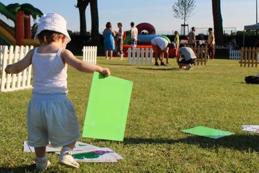 Petit enfant jouant dans le parc de Mandavit.