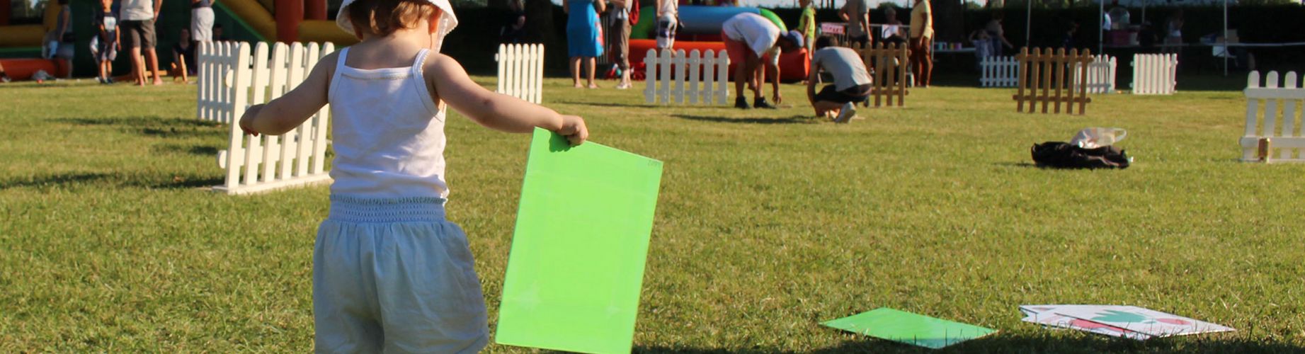 Petit enfant jouant dans le parc de Mandavit.