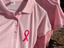 Polos Octobre rose faits main par des bénévoles pour Octobre rose - Agrandir l'image, .JPG 80,4 Ko (fenêtre modale)