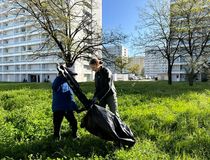 Des enfants ramassant des déchets à Eurofac - Agrandir l'image, .JPG 187,6 Ko (fenêtre modale)