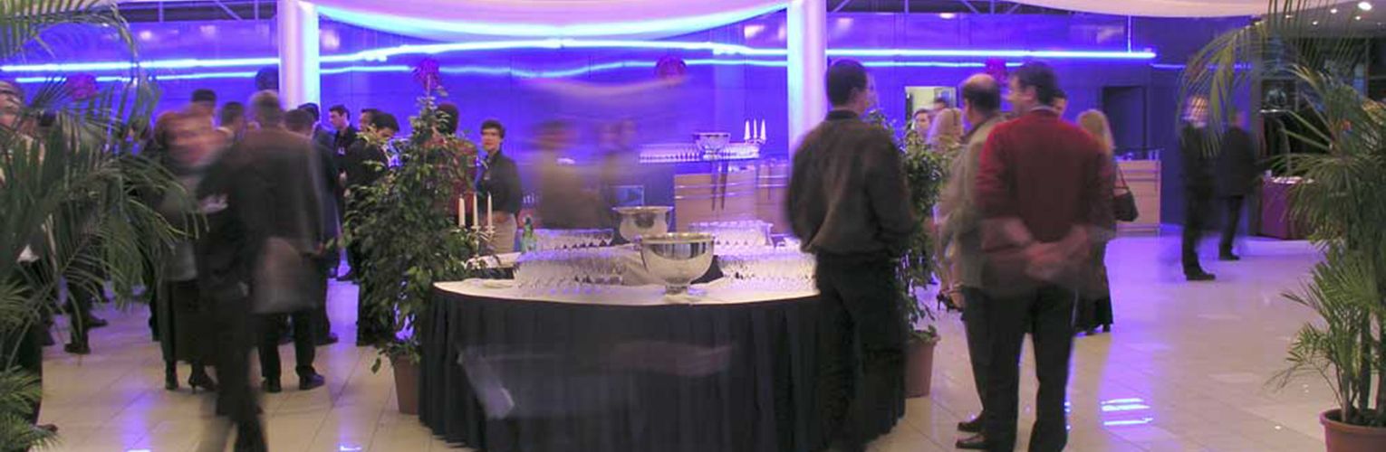 Vue intérieure du foyer du Théâtre des Quatre Saisons lors d'une réception.