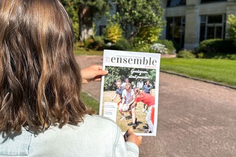 Personne lisant le magazine Ensemble