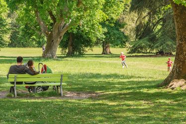 Une jeune famille dans le parc de Mandavit.