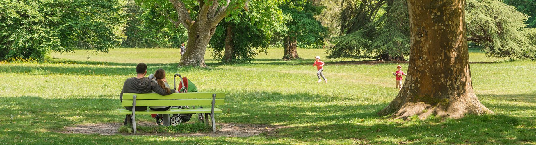 Une jeune famille dans le parc de Mandavit.