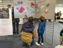 Père et fils découvrant le stand de la Maison de la Nature - Agrandir l'image, .JPG 123,0 Ko (fenêtre modale)