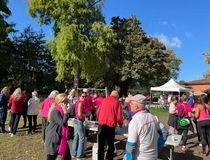 Ravitaillement lors de la course et marche d'Octobre rose 2025 - Agrandir l'image, .JPG 130,3 Ko (fenêtre modale)