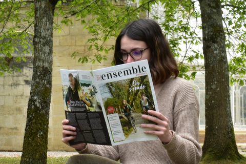 Personne lisant le magazine Ensemble