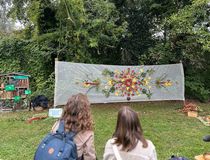 Des jeunes qui contemplent la fresque végétale à l'occasion de la journée portes ouvertes sur la biodiversité 2025 - Agrandir l'image, .JPG 163,1 Ko (fenêtre modale)